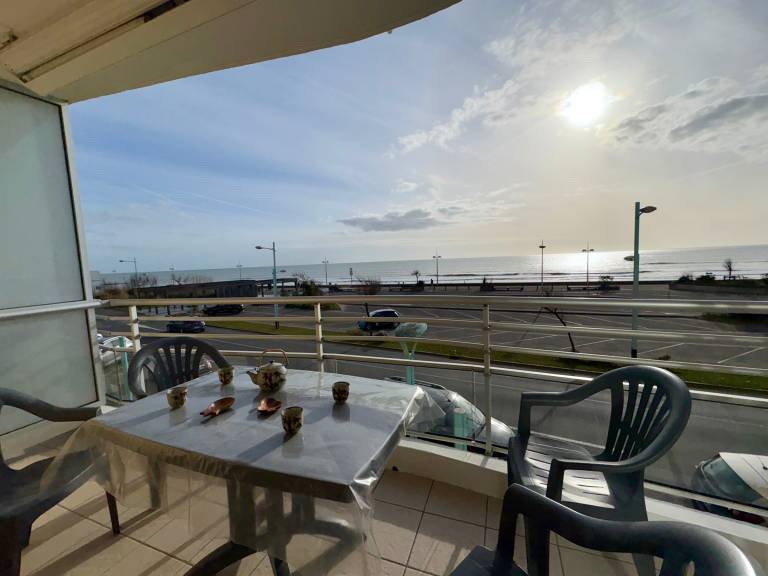 Renovated 1-bedroom apartment, stunning sea view, near beach — photo 2