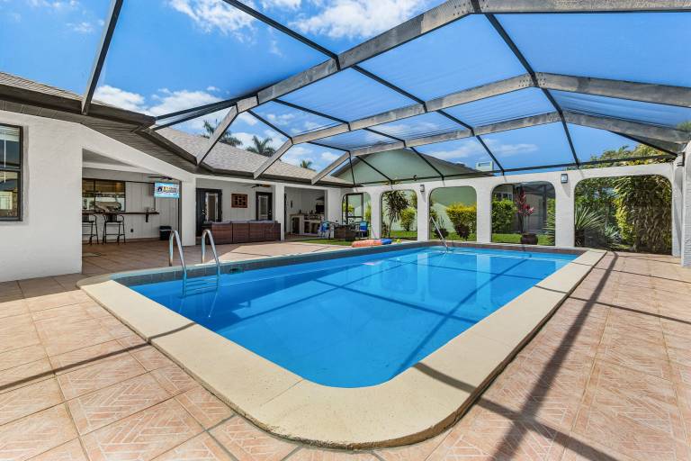Riverfront Escape with Pool, Tiki Hut & Gulf Access Fun - Villa Kai Malie - Roelens — photo 3