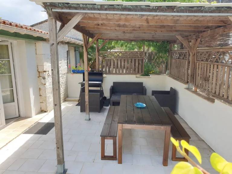 House with pool, patio & BBQ — photo 5