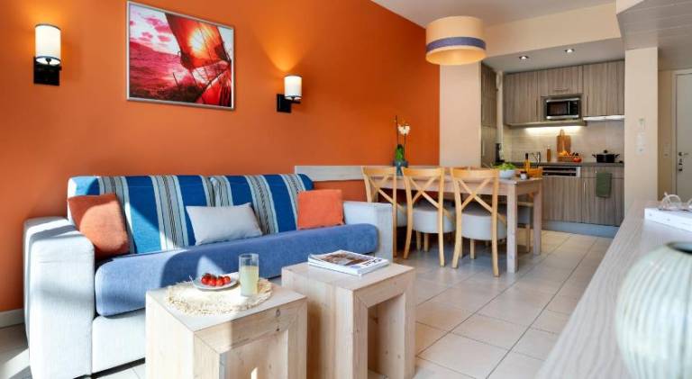 Serviced apartment with pool & terrace — photo 3