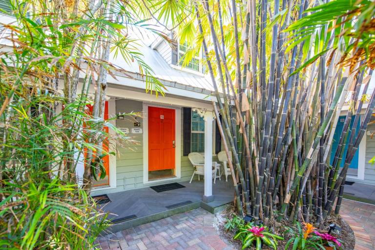 House with yard & pool | Near Southernmost Point | Dogs allowed — photo 2