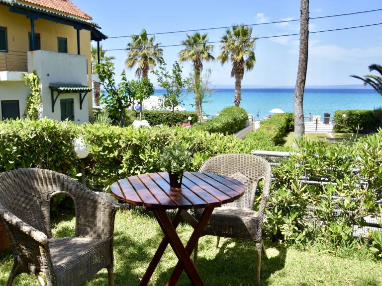 Stay at Beachfront Villa Lilia in Pefkohori, Halkidiki for a Dreamy Vacation — photo 3