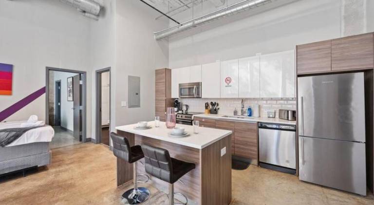 Stunning Downtown Apartment with Pool, Laundry, Parking — photo 2