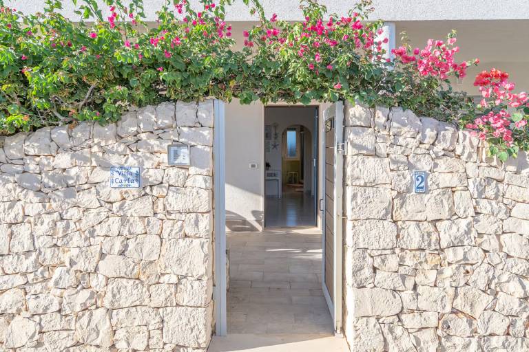Family-friendly villa with yard, BBQ & patio | Beach nearby | Dogs allowed — photo 2