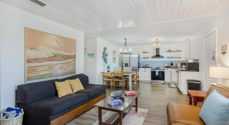Vacation home with pool & hot tub | Next to the beach | Pet-friendly — photo 2
