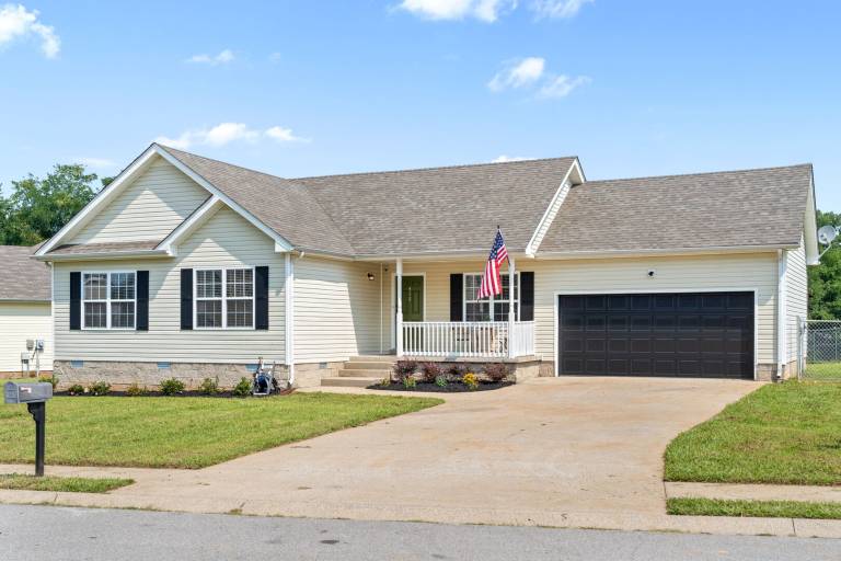 Entire 3 bed 2 bath Home Newly Renovated Large Yard for Pets Close — photo 4