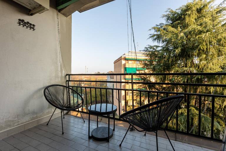 Family Friendly & Spacious w Balcony near Metro — photo 5