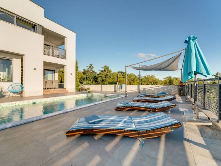 Fully equipped big vacation home with BBQ, yard & private pool | Pets allowed — photo 5