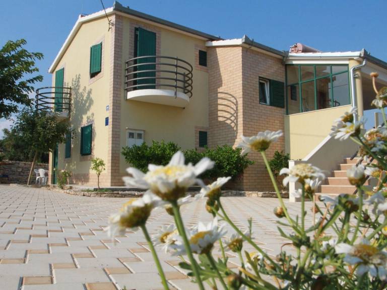 Fully equipped charming vacation home with terrace, grill & garden | Dogs allowed — photo 3