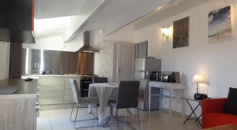 Rental apartment with barbecue, terrace & pool — photo 3