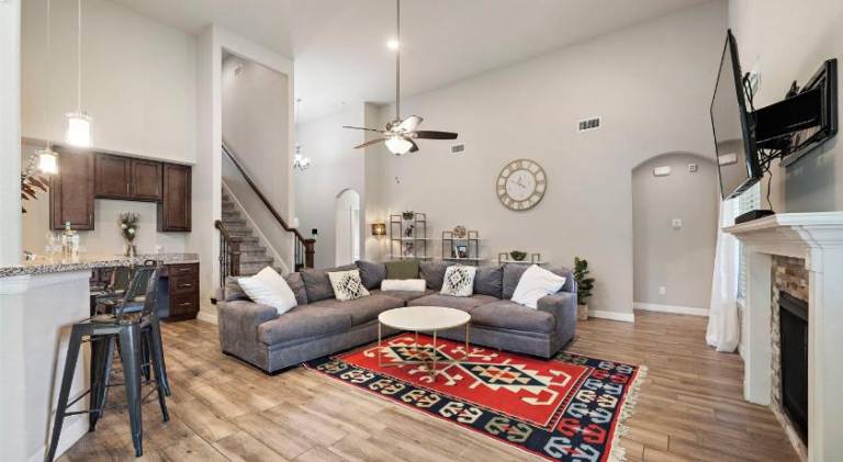 Fully equipped ample vacation home with grill & yard | Suitable for remote work | Pets allowed in Houston, TX