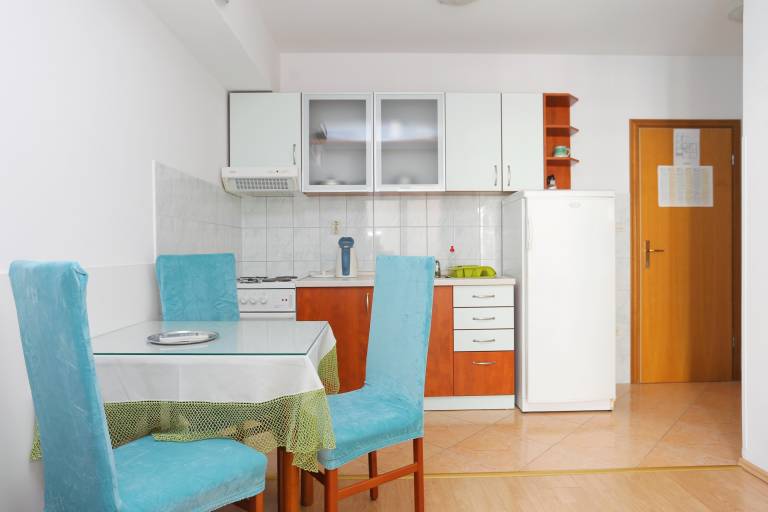 Apartment with grill, yard & patio — photo 4