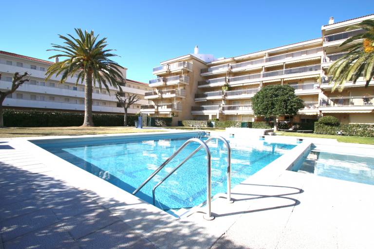 Holiday apartment with pool, patio & yard in Cambrils