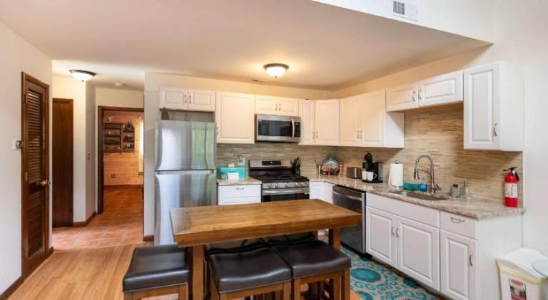 Cozy Loft Near Lake Trails and Mountain Views — photo 4