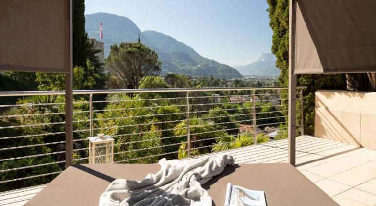 Holiday apartment with terrace, yard & pool — photo 5