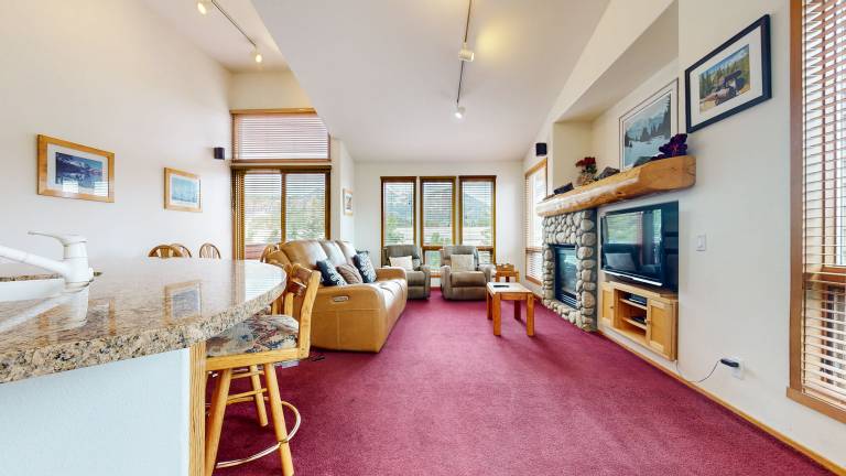 Condo with sauna, hot tub & BBQ — photo 5