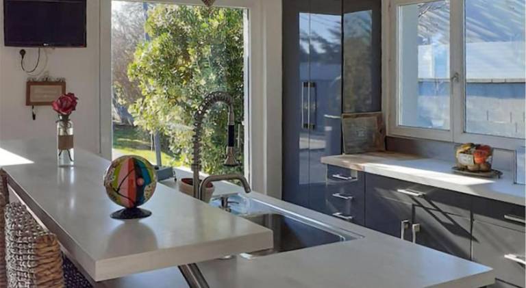 Fully equipped house with barbecue, private pool & patio | Perfect for remote work | Pets are welcome — photo 3