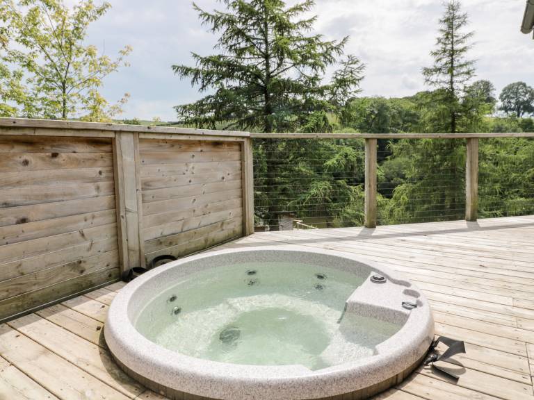 Cottage with garden & hot tub — photo 2