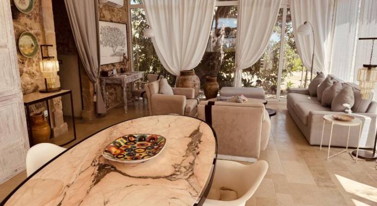 Villa with pool — photo 4
