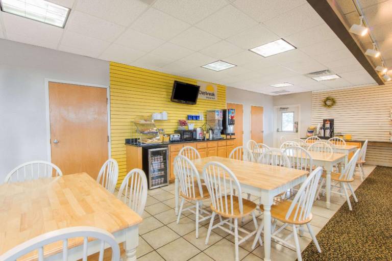 Days Inn by Wyndham Elizabethtown — photo 4