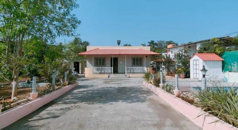 Vacation home with terrace, yard & private pool | Pets allowed — photo 2