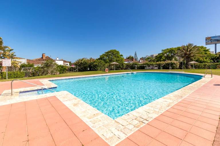 Villa 'Bahia Dorada' 50 m to the Beach with Sea View, Wi-Fi and Air Conditioning in Estepona