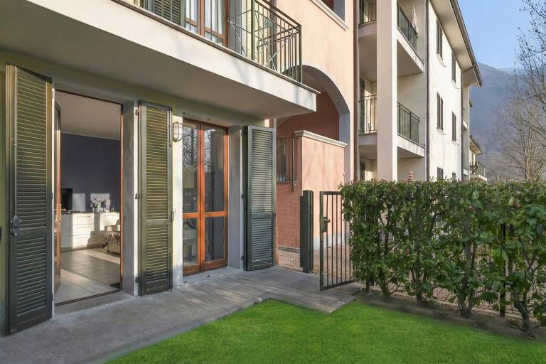Holiday apartment with terrace | Mountain view in Porlezza
