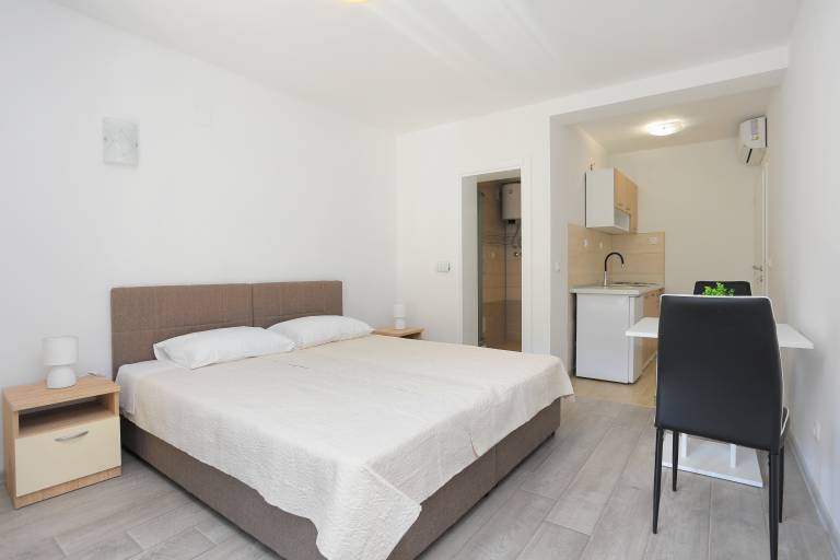 Studio flat with terrace and sea view Mastrinka, Čiovo (AS-18954-b) in Trogir