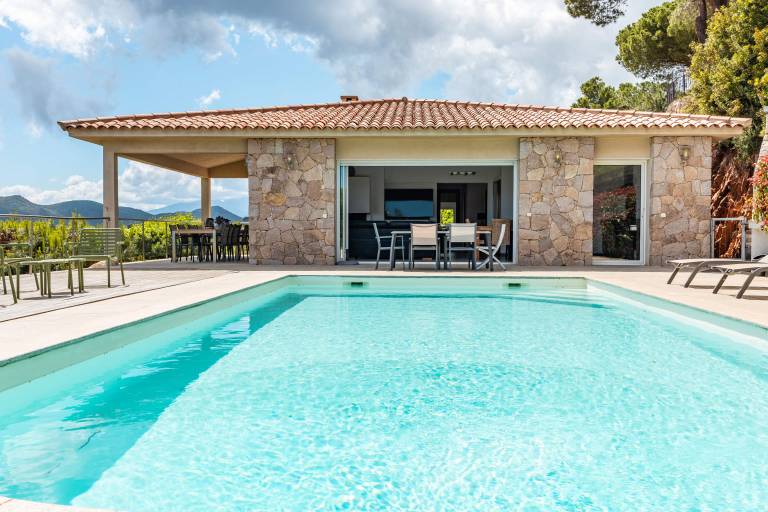 Family-oriented villa with patio, private pool & barbeque | Sea view | Close to the beach | Pet-friendly — photo 4