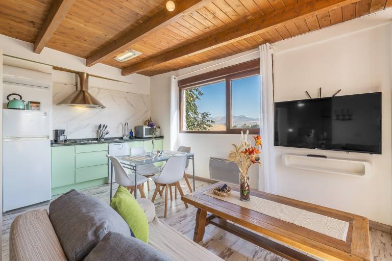 Wonderful studio with barbeque, heated pool & yard | Mountain view | Pets allowed — photo 3