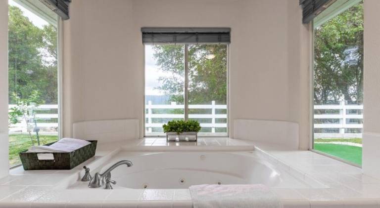 Vacation home with hot tub | Pets allowed — photo 5