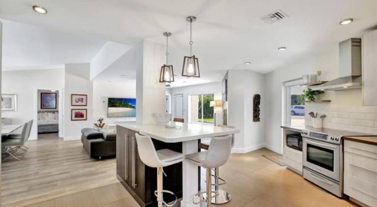 Fully equipped ample vacation home with yard, private pool & grill | Suitable for remote work | Pets allowed — photo 3
