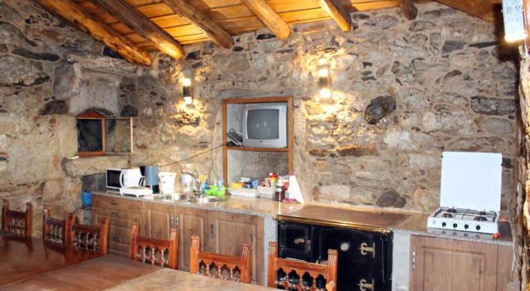 Chalet with barbecue, patio & garden — photo 5