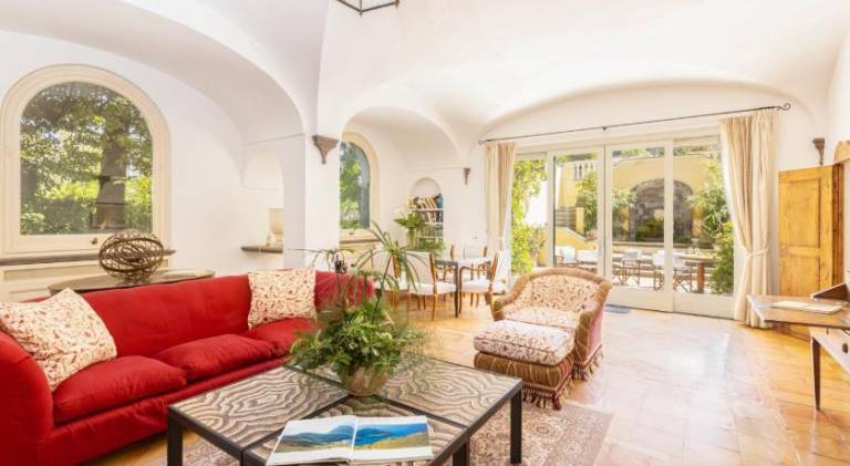 Villa with jacuzzi — photo 3