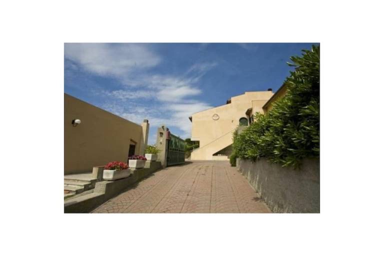 Vacation home with yard — photo 4