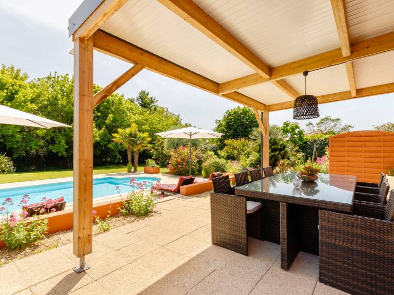 Child-friendly vacation home with terrace, private pool & grill | Pets allowed — photo 2