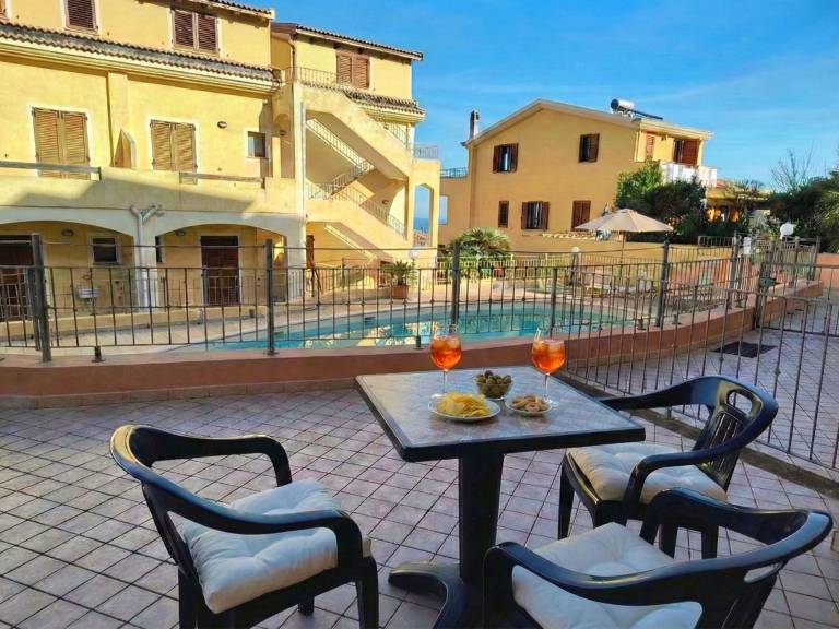 Rental apartment with terrace, pool & yard — photo 2