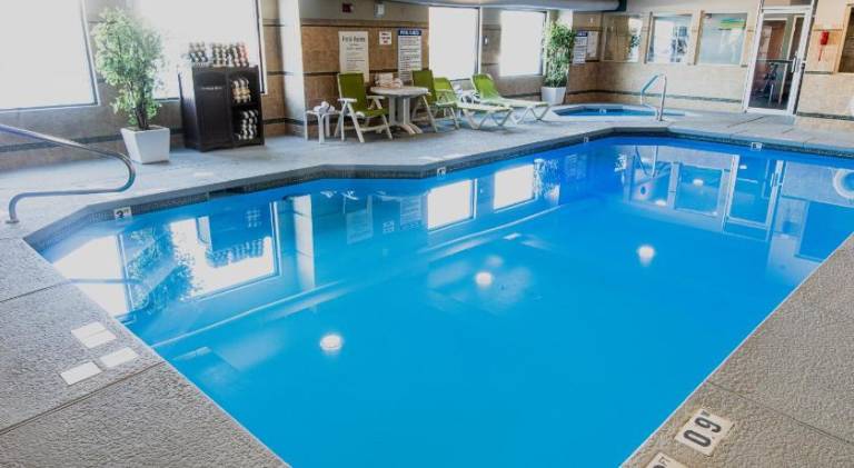 Lodge with pool — photo 5