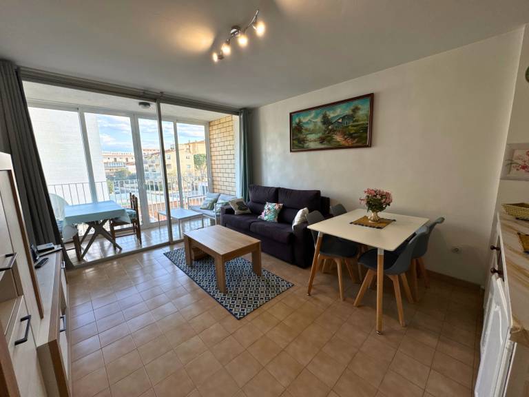 Apartment with patio — photo 4