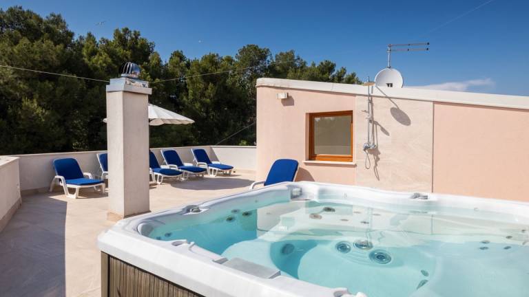 Villa with terrace, private pool & hot tub | Beach nearby | Dogs allowed — photo 3