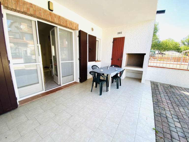 Villa with yard, barbeque & patio | Garden view — photo 4