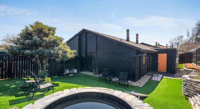 Vacation home with pool — photo 5