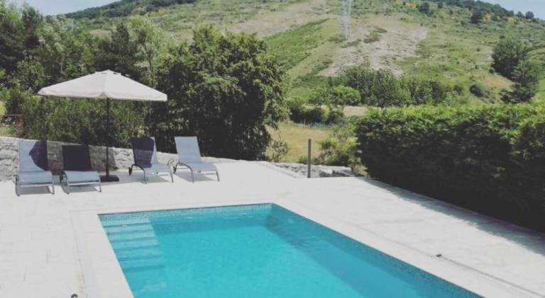 Fully equipped farm with patio, yard & private pool | Pets allowed — photo 3