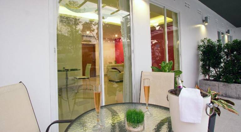 Holiday apartment with patio, pool & garden — photo 5