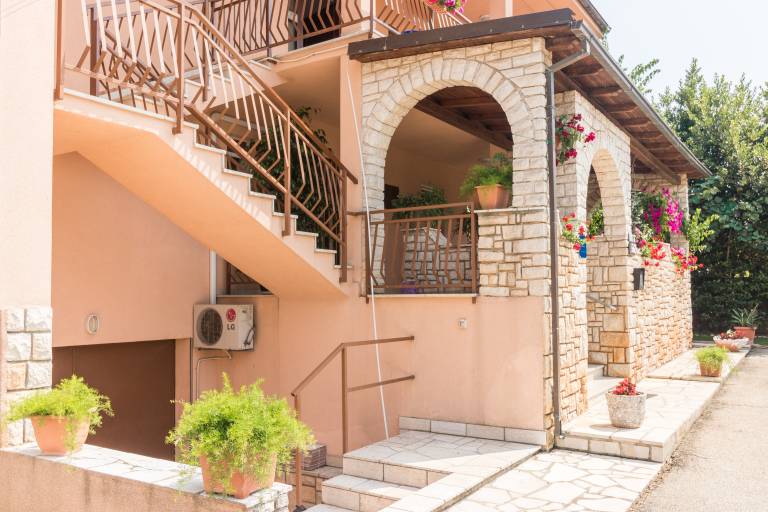 Holiday apartment with terrace & barbeque — photo 4