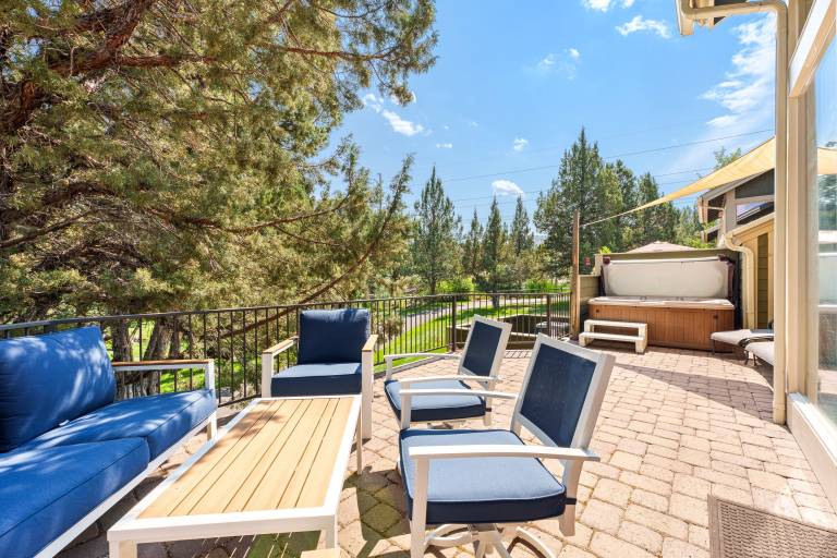 Vacation home with jacuzzi, BBQ & heated pool in Redmond, OR