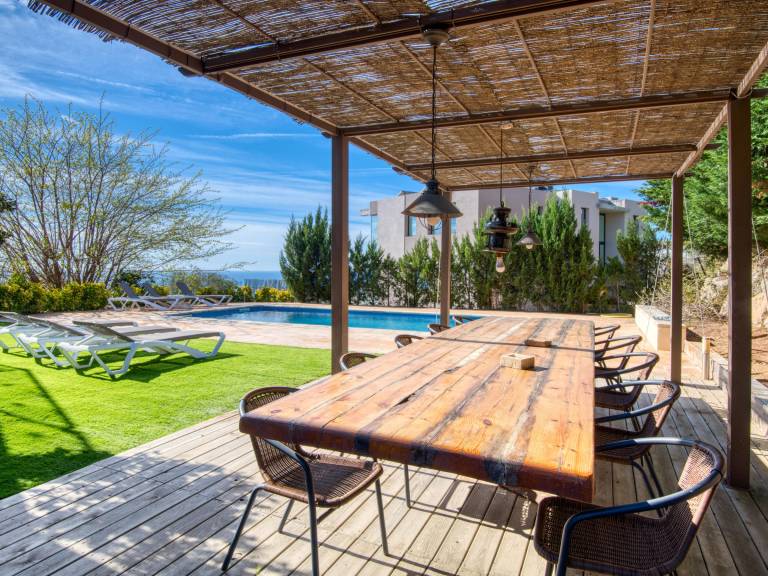 Vacation home with private pool & yard — photo 5