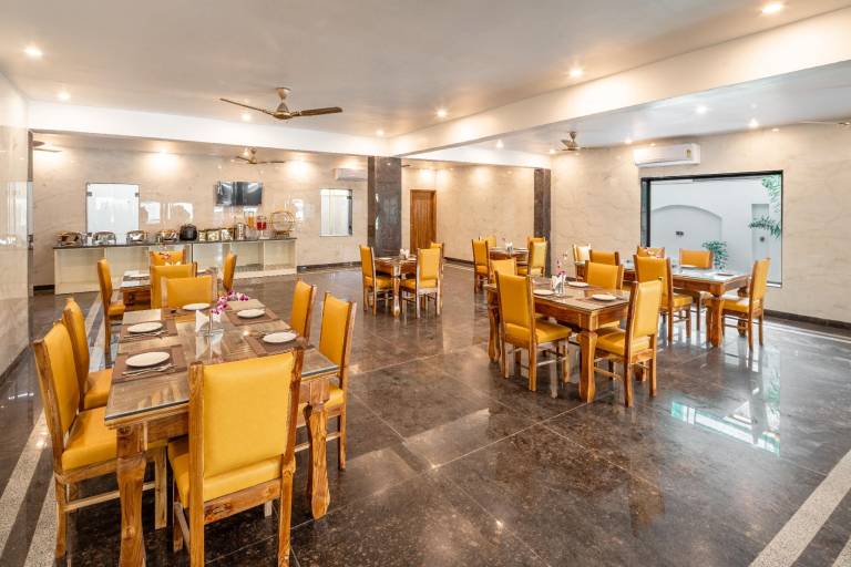 Lime Tree Hotel & One BHK Serviced Apartment Noida Grand Central Next to Sector 51 metro — photo 3