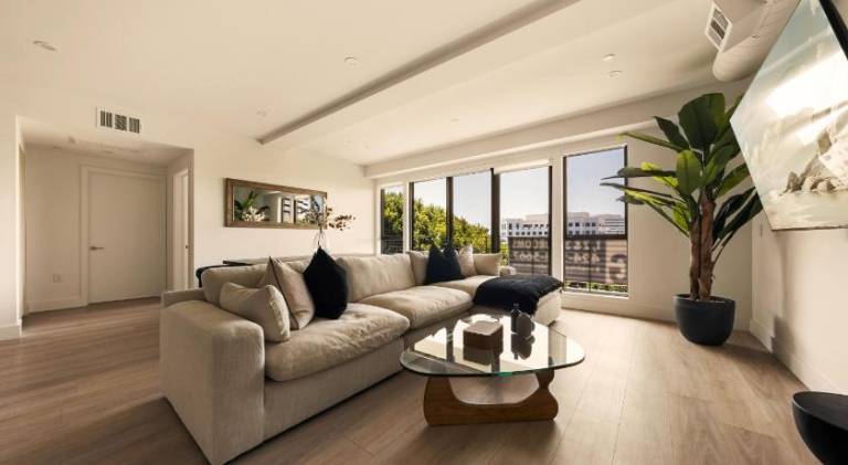 Rental apartment with pool in Santa Monica, CA