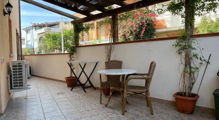 Apartment with patio — photo 3